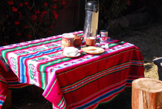 Fruehstueck im Freien. Vier dicke, fette Pfannkuchen mit selbst gemachtem Kaese. Alles andere blende ich hier aus - nur so viel: an der Pumpkanne klebten die Finger fest...