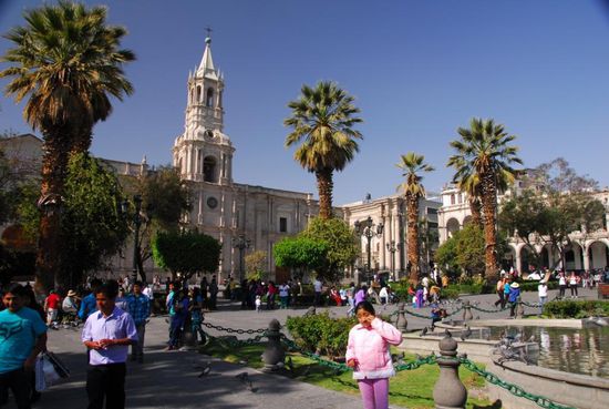 Weisses Vulkangestein dient als Baumaterial im Zentrum der Stadt. Im Hintergrund die unvermeidliche Kathedrale an der Plaza de Armas