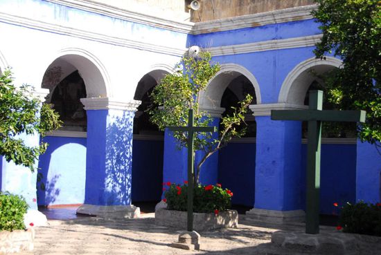 Einer von mehreren Kreuzgaengen im Kloster