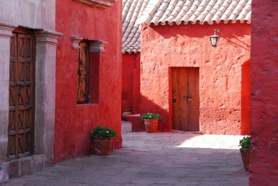 Verwinkelt, bunt gestrichen, das Zusammentreffen unterschiedlicher Baustile...