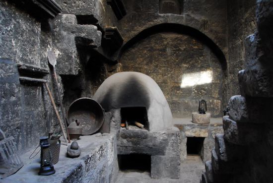 Neben der grossen Gemeinschaftskueche hatte jede Nonne in ihrem Reich eine eigene Kueche - mit Personal