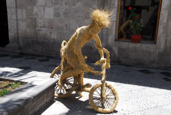 Anscheinend dienen ausgedorrte Radfahrer hier in der Universitaet von Arequipa als Model fuer die Kunststudenten 
