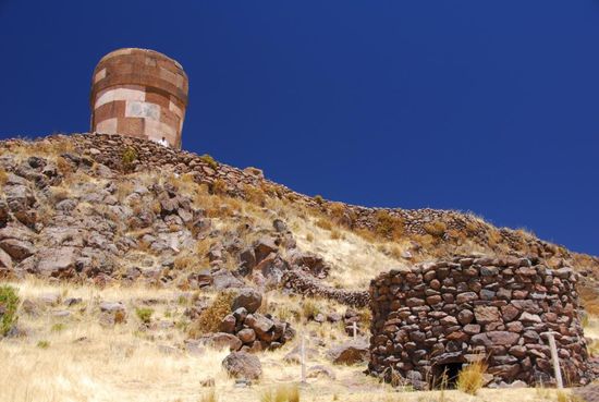 Jahrtausende alte Graebertuerme in feinster Handarbeit ueberragen die Landschaft.