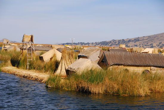 Eine schwimmende Gemeinschaft auf dem hier sehr flachen Titicacasee