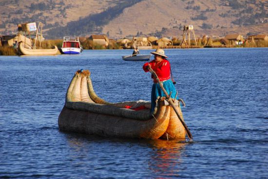 Die traditionelle Fortbewegungsmethode auf dem See - die Motorboote der Familien liegen ein bisschen vor den Augen der Touristen versteckt
