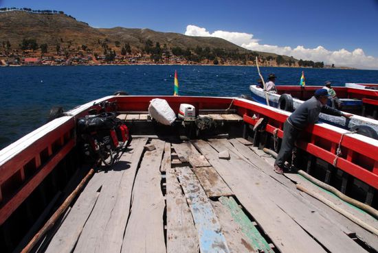 Es ist unglaublich, dass diese schwimmenden Bruecken mehr Bewegung in sich haben als die Wasseroberflaeche...