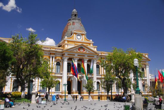 Waehrend ich durch die Stadt streife, wird hier im Parlament mit den Minenarbeitern verhandelt. Vom Ergebnis haengt auch ab, ob ich am naechsten Tag die Stadt verlassen kann.