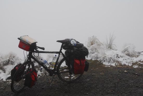 Start bei 4700 m - Schneefall, Nebel, lausige Kaelte