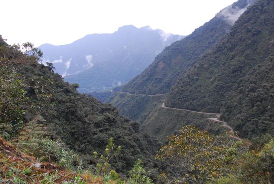 30 km Schotterpiste, 30 km ohne Unterbrechung bergab - insgesamt auf diesem Stueck 1900 Hoehemeter. Durchschnittliches Gefaelle 6%, maximal 17%! Immer an der Wand entlang.
