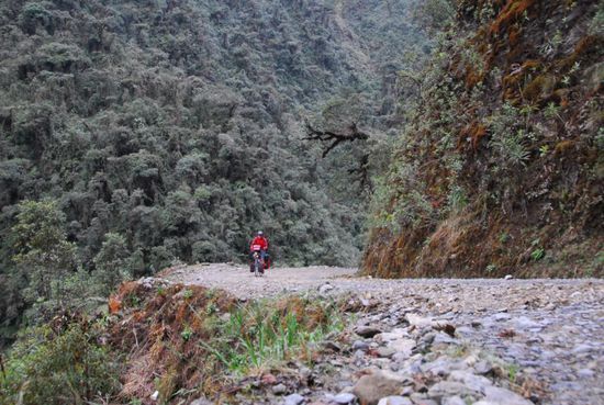 Technisch nicht schwierig, man kann sich auf dem groben, ausgewaschenen Schotter gemuetlich runterrollen lassen - man darf nur nicht von der Strasse abkommen 