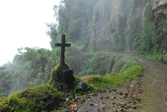 Zahlreiche Kreuze saeumen die Strecke. Wenn man von der Strasse abkommt, braucht man sich keine Gedanken mehr zu machen... Und wie eine frische Unfallstelle zeigt, bleibt der Schrott auch in der Schlucht liegen - eine Bergung ist ziemlich unmoeglich.