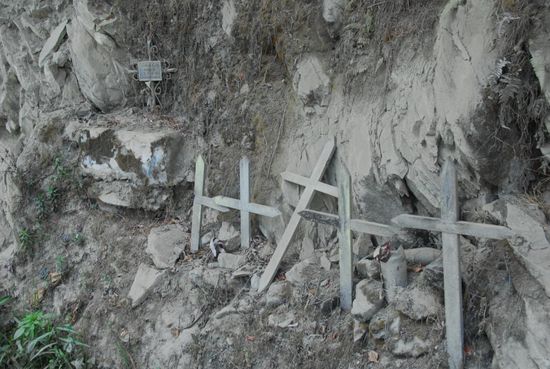 Mehr Kreuze zum Gedenken an die Verunglueckten stehen wohl nur in den Alleen Brandenburgs