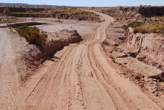 Auch wenn es bergab geht - weicher, tiefer Sand ist das Schlimmste, was einem als Radfahrer so unterkommen kann. Immer wieder stellt sich das Vorderrad quer und zwing einen, aus dem Sattel zu springen und selbst das Schieben wird zum Kraftakt