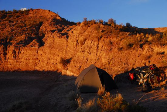 Die Trockenzeit neigt sich jetzt im Oktober dem Ende entgegen und so sind die meisten Fluesse ausgetrocknet und ich kann mein Zelt im Flussbett aufschlagen.