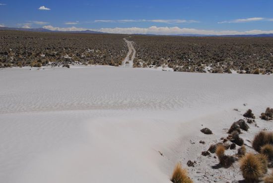 Dass der Wind auch ganz anders kann, beweisen die Sandduenen in der Landschaft. Diese hat sich quer ueber die Piste geschoben.