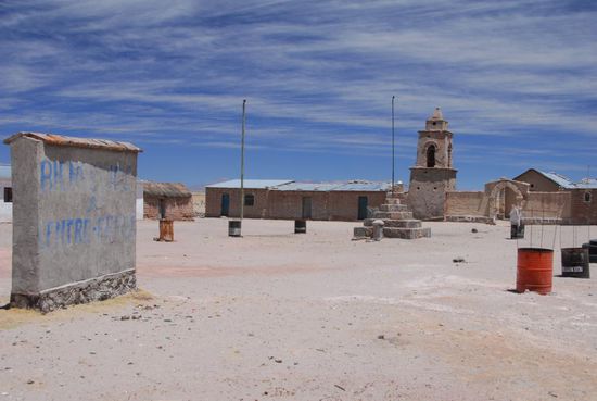 Die Ortstafel ist nur noch schlecht lesbar - aber das ist Centro Berlin, so zu sagen der Alexanderplatz des Altiplano. Glueck gehabt, doch nicht in den Weiten Brandenburgs gelandet 