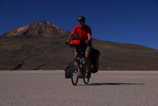 Flacher geht es nun wirklich nicht mehr, auch wenn ich noch nicht auf dem Salzsee bin. Dieser zierliche Vulkan im Hintergrund ueberragt die hoechsten Alpengipfel allerdings um ca. 300m!