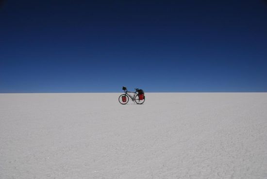 Es gibt nur noch die Farben Weiss und Blau (Bayern?!) - und ein Fahrrad 