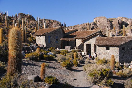 Nur eine paar, sehr schoen in die Landschaft eingepasste Haeuser stehen auf der Insel - 30 BS Eintritt, 30 BS fuer die Uebernachtung und noch einmal 20 BS fuer ein sehr spezielles Abendessen bei einer alten Inselbewohnerin - macht zusammen 9 Euro - geht gerade so...