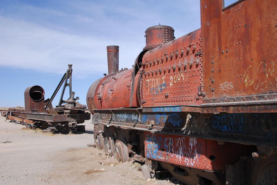 Eigentlich ist dieser Friedhof der Dampflokomotiven neben dem Salar de Uyuni die Touristenattraktion des Ortes - schade, dass die Umgebung einer Muellhalde gleicht.
