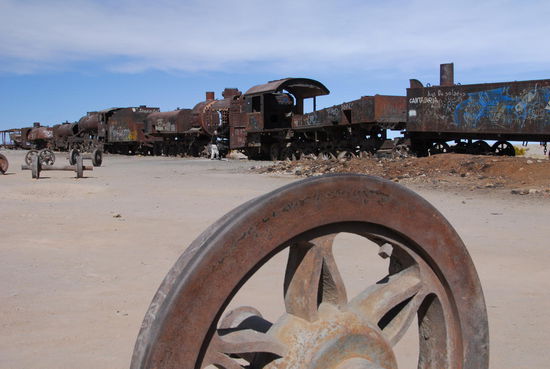 Am Stadtrand von Uyuni rosten dutzende ausgedienter Dampflokomotiven und noch mehr Waggongerippe seit Jahrzehnten vor sich hin - ein bizarren Anblick an diesem ehemaligen Verkehrsknotenpunkt