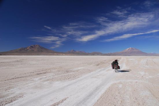 Es gibt nichts, was den Wind auf dem Salar bei Chiguana bremst - nur er bremst mich aus