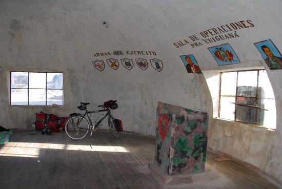 Die Sala de Operaciones, eine Art taktischer Unterrichtsraum, ist meine Unterkunft, eindeutig eines der besseren Gebauede - hier sind nur zwei Fensterscheiben durch Wellblechplatten erstetzt, die im Sturm klappern