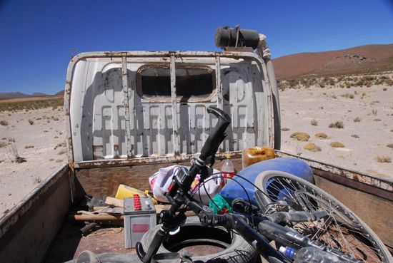 Nur vier Kilometer fahre ich auf der Pritsche des Klein-Lkw mit, dann hat mich der Sand wieder
