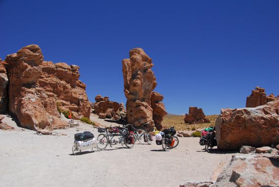 Anders als ich legt die Gruppe eine lange Mittagspause ein und holt den Kocher raus. Zeit fuer mich, die bizarre Felslandschaft zu erkunden