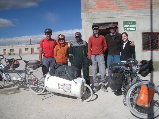 Abschied vor der Administration Capina - auch wenn der Chef finster guckt, war er sehr hilfsbereit