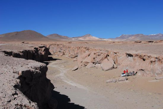 Weit und breit den einzigen Windschutz bietet dieser Cañon - wie die Hinterlassenschaften verraten, sind wir nicht die Ersten, die hier uebernachten.