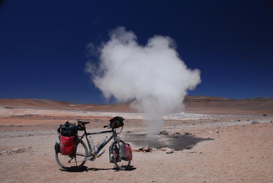 Aus einem unscheinbaren Loch fauch hier mit ohrenbetaeubenden Laerm heisser Dampf aus der Erde