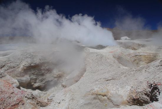 Die Erde lebt! In allen Loechern blubbert der Modder in unterschiedlichsten Farben.