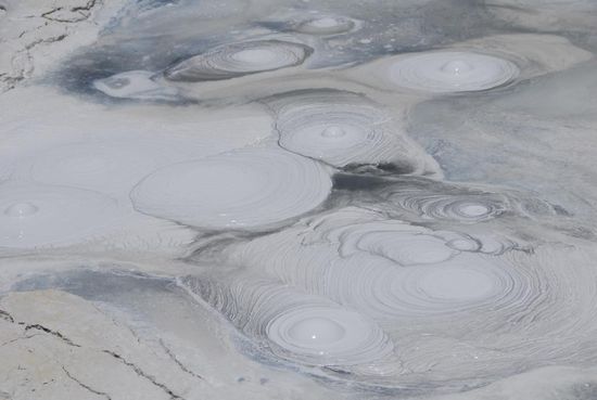 Es kocht, blubbert und spritzt in den vielen Loechern im Boden