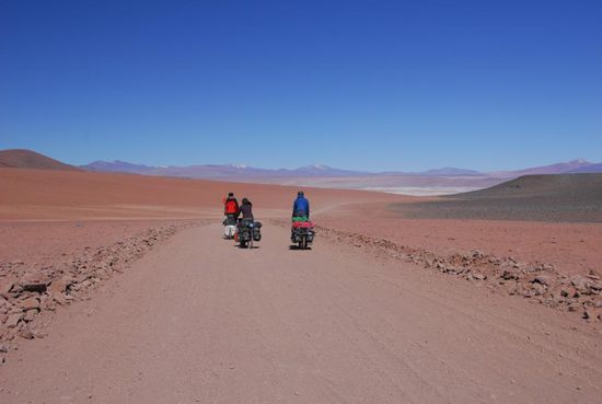 Sarah und Geoff hatten sich verfahren, waren Richtung Chile abgebogen und deswegen Sol de Mañana ausgelassen. So rollen wir jetzt wieder gemeinsam zur Laguna Chalviri