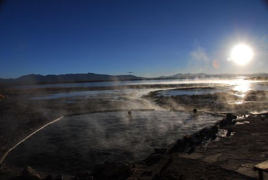 Sonnenaufgang ueber der Laguna Chalviri morgens um 06.30 Uhr - minus 9 Grad im Schatten, ca. plus 35 Grad im Wasser
