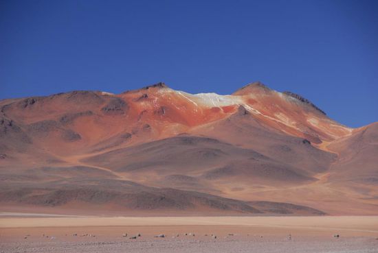 Vulkane, bunte Berge, Sandebenen mit Felsen, die wie in die Landschaft geworfen wirken - ein winziger Ausschnitt aus der Desierto del Dali