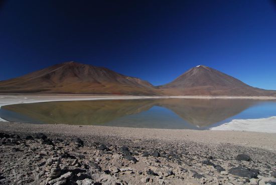 Die Laguna Verde morgens um 09.00 Uhr - ohne Verde, dafuer mit einer schoenen Spiegelung der Berge im Hintergrund