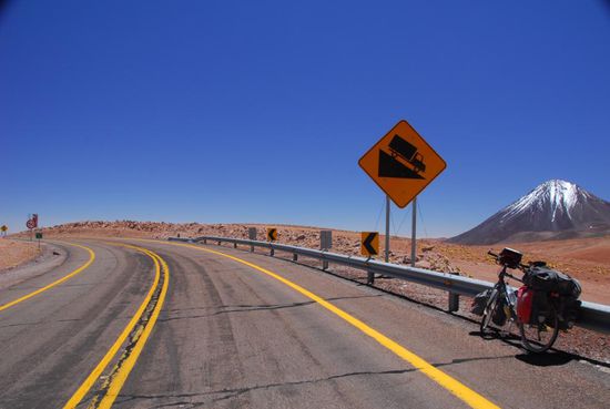 Asphalt! Und eine einzigartige Talfahrt - ca. 30 km ununterbrochen mit 6 - 8% Gefaelle bergab bis ins 2300m tiefer gelegene San Pedro de Atacama