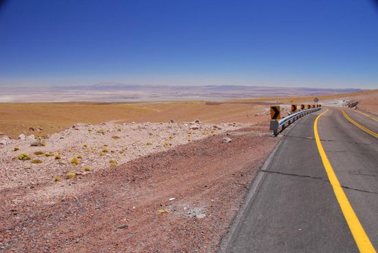 Auf 4600m noch eisig kalt geht es schnell talwaerts in die Hitze der Atacamawueste