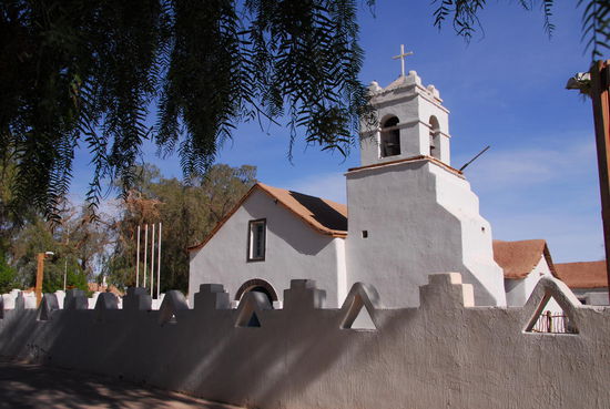 Seit mehr als zwei Wochen die ersten Baeume - und die Kirche von San Pedro, deren Dachkonstruktion aus Kaktusholz besteht