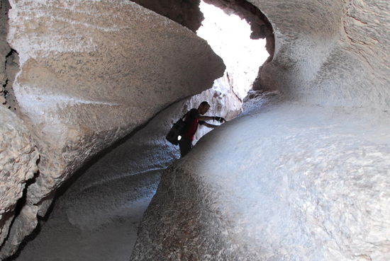 Zum Teil nur kriechend kommt man durch die Hoehlen in der Valle de la Luna