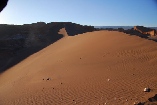 Welch' ein Unterschied zu Bolivien, wo selbst im Nationalpark scheinbar keine Regeln herrschten. Hier wird von Parkrangern streng darauf geachtet, dass keine Fussspur die Hauptduene verunziert und auch wo wir unsere Fahrraeder abzustellen haben, ist reglementiert.