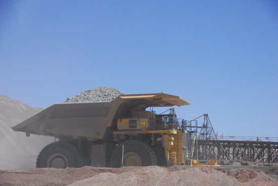 Leider gab es keine Gelegenheit fuer ein Foto mit Groessenvergleich, aber so ein Gigant wiegt beladen bis zu 400t (so viel wie 10 voll beladenen LKW auf unseren Strassen) und allein die Raeder haben mit 4m die Hoehe eines normalen LKW. Dafuer liegt der Dieselverbrauch mit 5000l pro Tag bzw. 3l pro Minute auch etwas hoeher und der Anschaffungspreis von 5 Mio $ liegt auch nicht in der Portokasse.