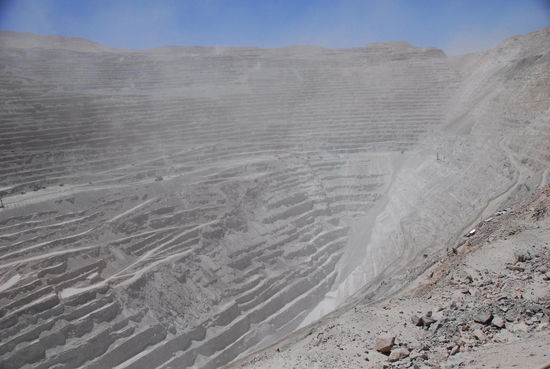 5km lang, 3km breit und 1km tief - die gigantischen Baumaschinen wirken in diesem Loch bestenfalls wie Ameisen - und unterirdisch geht es noch weiter.
