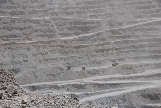 Nicht nur kupferhaltiges Erz wird aus der Grube gekarrt, sondern zusaetzlich zur Sicherung der Raender unvorstellbare Mengen wertloses Gestein. Zu der Frage einer Besucherin, ob es denn keine Probleme mit Regenwasser in der Grube gibt: Nein, es regnet durchschnittlich nur einen Tag im Jahr!