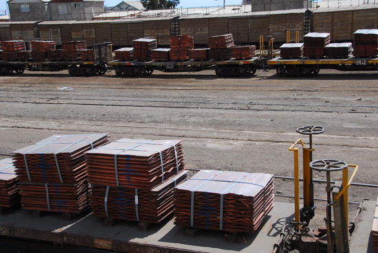 Hier liegen Millionenwerte auf den Waggons - armseelige Kupferdiebe in Deutschland, die Regenrinnen abmontieren...