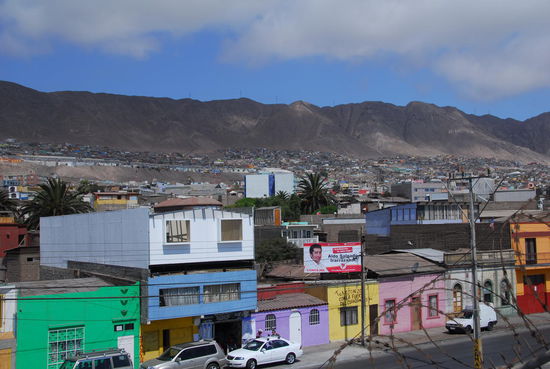 Auf einem schmalen Streifen zwischen Pazifik und der Cordellera de la Costa streckt sich die 300.000-Einwohner-Stadt Antofagasta - die Wueste endet hier direkt am Strand