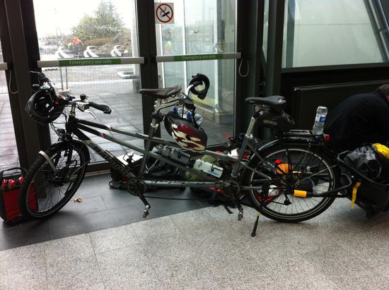 Die Teile aus zwei Kartons fast komplett montiert. Die zugige Ecke im Terminal lässt ahnen, was uns draußen erwartet!