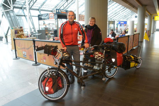 Alles an Bord, Kartons versteckt, Kaffee und Kuchen als Stärkung - jetzt kann es endlich losgehen.